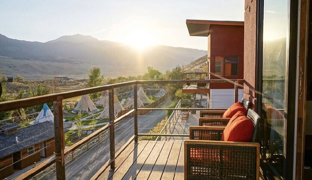 Custom 4 Bedroom Suite at Yellowstone Park. Three Decks w/stunning views & BBQ!