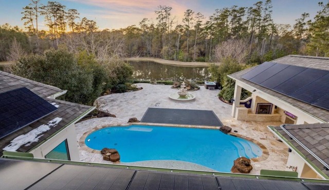 Custom and Spacious 7-bedroom home in lovely Shenandoah with AC, pool and access