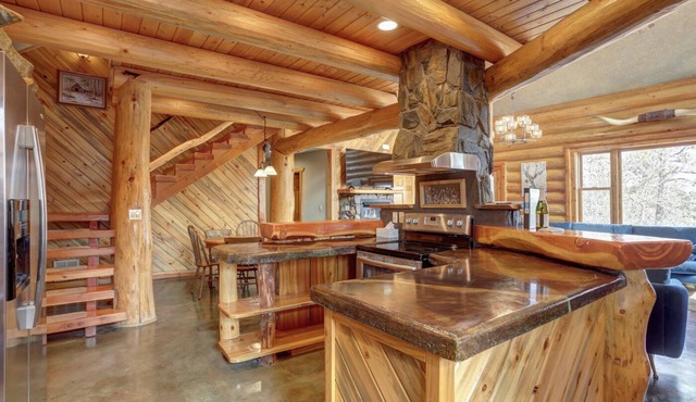 Custom Black Hills Log Home w/views, Secluded, Only 12 miles to Mt Rushmore!