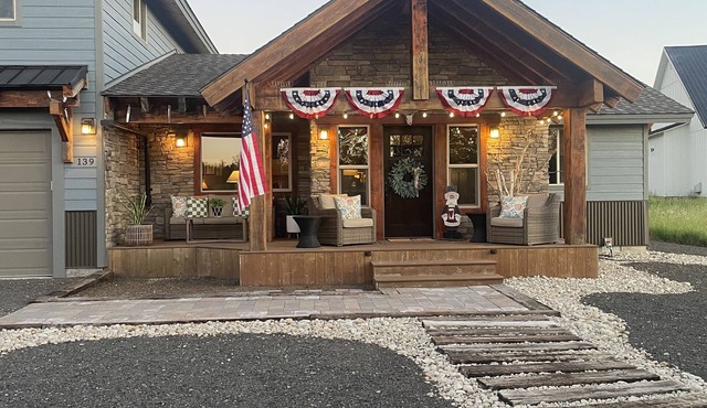 Custom Built Cabin/House Surrounded by Gorgeous Views in Serene Donnelly