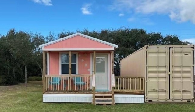 Custom built cool cabin with AC in Holiday Beach. Not a converted shed.