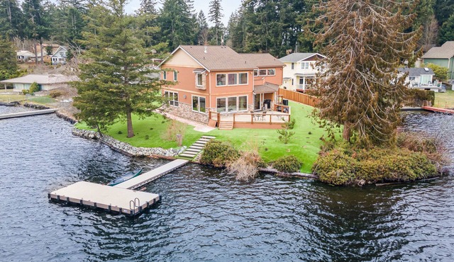 Custom-built lakefront lodge with a dock, deck, & grill for a party of eight