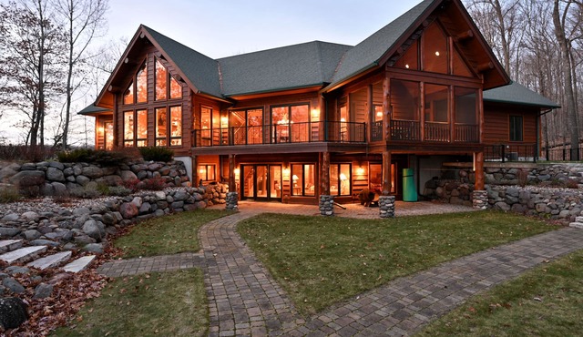 Custom-Built Log Cabin Family Friendly home on Round Lake, close to trails!
