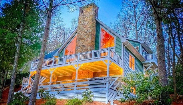 Custom-built mountain retreat with hot tub, pool table & gym - 3 acres with pond