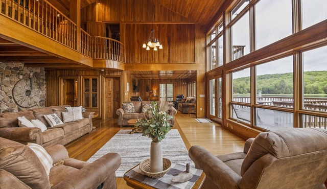 Custom built resort on private lake with kayaks, hiking,