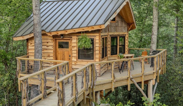Custom Built Treehouse with Private Waterfalls & Hiking