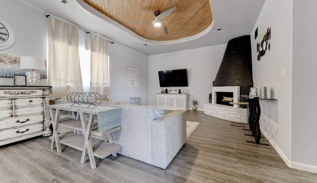 Custom built Tuscan beauty 4br3ba 12+guests; 5min drive to Dana Peak park & lake