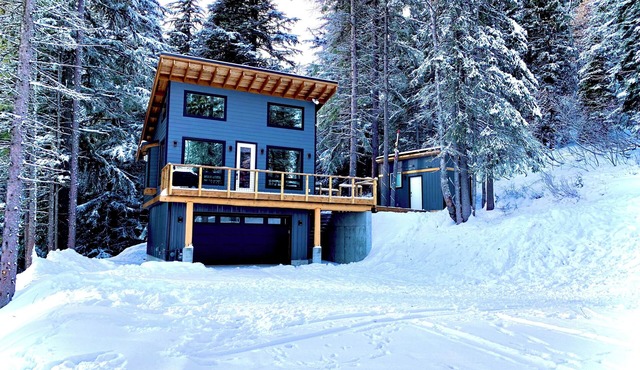 Custom Cabin: Great location, Hot Tub, & more!