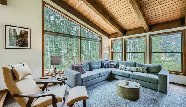 Custom cabin nestled in the trees, quick drive to the slopes!