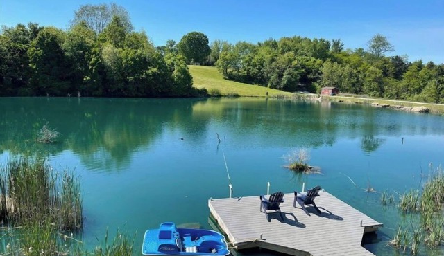 Custom cabin on 23 acres, private fishing, paddle boat, kayaks Lake Cumberland