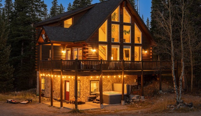 Custom Craftsman Chalet🏡Fenced Yard for Pets🍃Aspens, Hot Tub 💰$0 Cleaning & Pet Fee