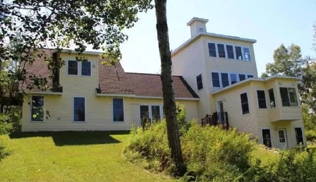 Custom Craftsman home. 20 Miles from Downtown Duluth.