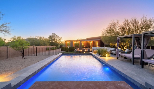 Custom Desert Modern 5 bedroom including Casita! Pickleball, Hot-Tub, Put-Put