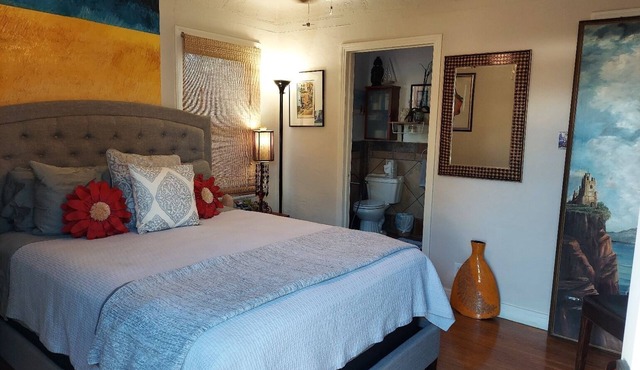 Custom designed bedroom & bath. Easy metro to SoFi & crypto/sm dog ok w fee
