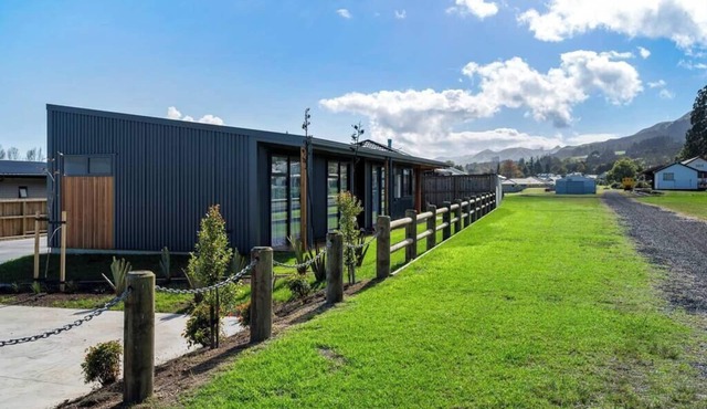 Custom designed holiday home, next to Cycleway.