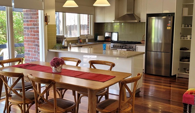 Custom designed spacious luxury home with modern amenities in Kew, 7km to city.