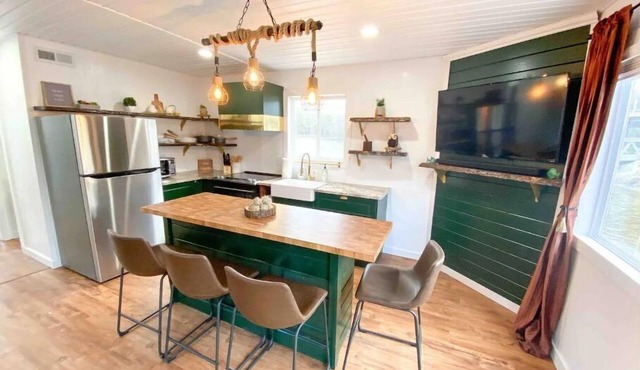 Custom Floating Cabin on Mississippi River backwater with a HOT TUB!