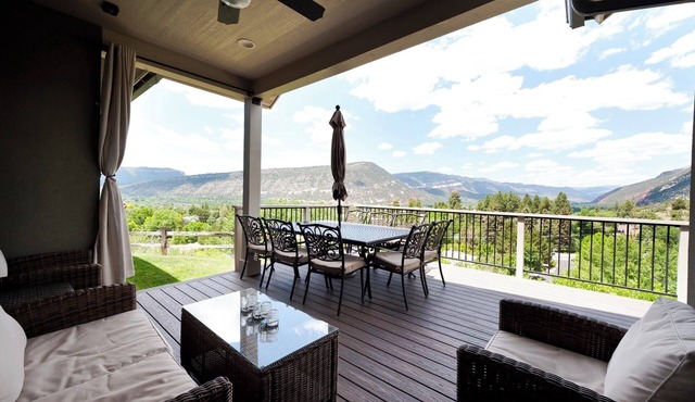 Custom Home - Amazing Views/Huge Deck - 3 miles to downtown - AC/Hot Tub