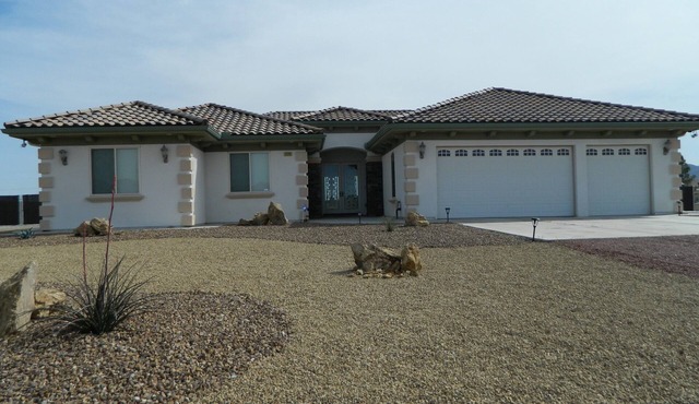 Custom Home fully equipped kitchen/BBQ/Patio/Wifi and much more.