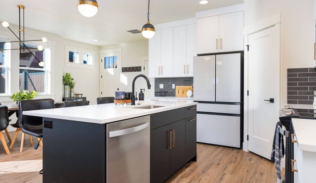 Custom Home/Hot Tub/Fireplace/Close To LakeCascade