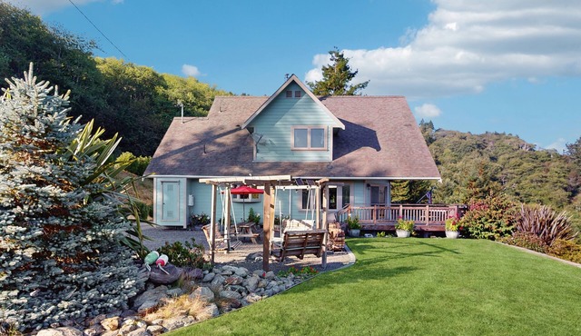 Custom home overlooking Redwood Creek Valley - hot tub, furnished deck & firepit