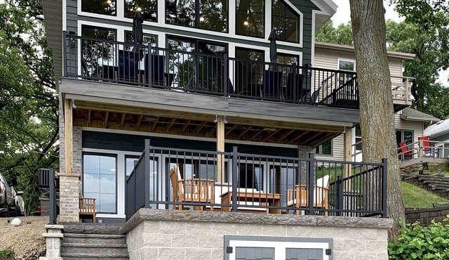 Custom lake home, dock/boat lift, private beach, sleeps up to 15 see description