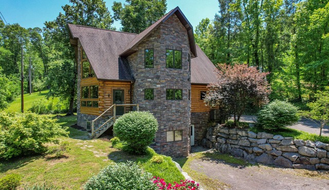 Custom Log Cabin Close to Cades Cove in GSMNP!