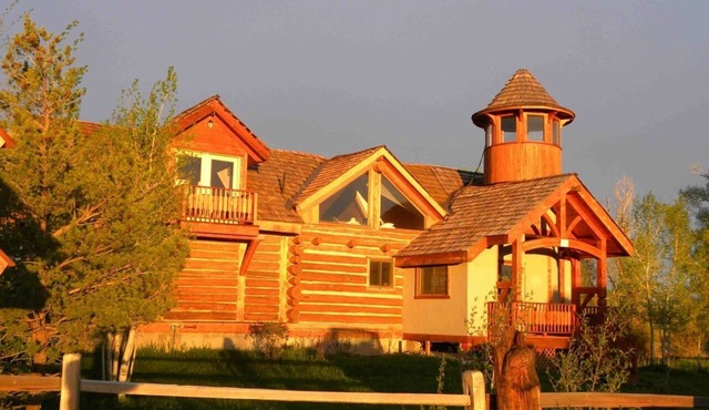 Custom Log Cabin with Teton Views and Hot tub near National Parks