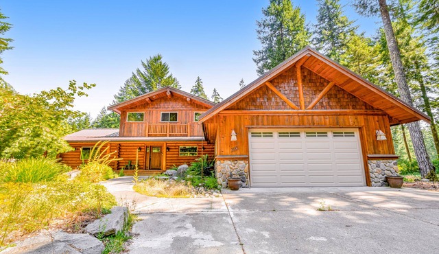 Custom, log home on Alderbrook Golf Course with great deck