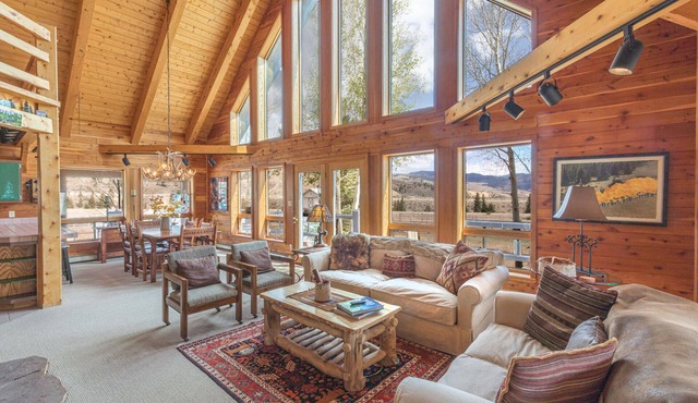 Custom Log Home-Pet-Friendly-Rio Grande River Access-Breathtaking Views