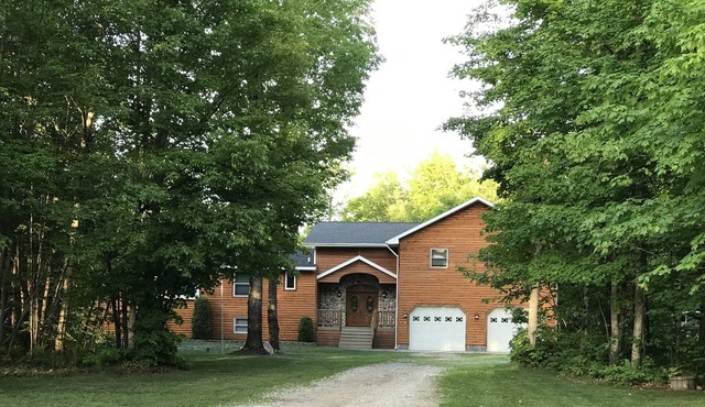 Custom log home w/Game Rm, fire place. Bar,Weight Rm!, wifi, close to Pic Rocks!