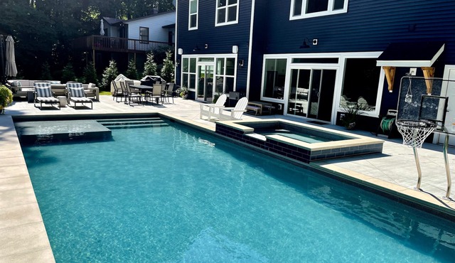 Custom Luxury Home! Huge heated pool, hot tub, all sports lake, min to Saugatuck