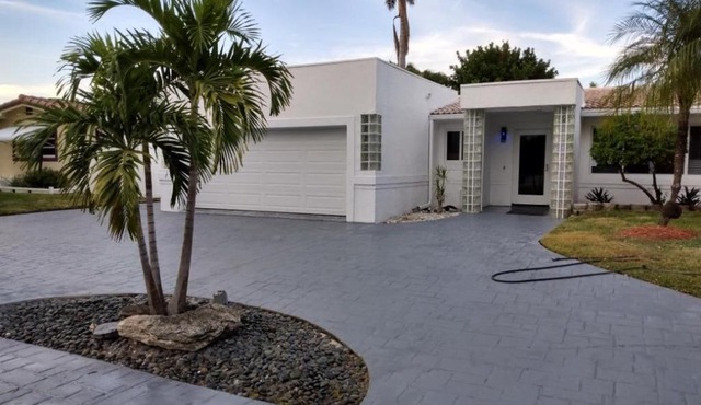 CUSTOM LUXURY POOL HOME 4 BD/ 3.1 BA