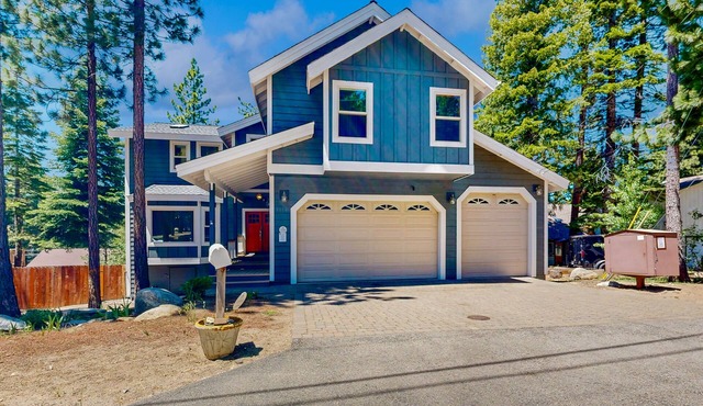 Custom Luxury Chalet Near Slopes - Game Room, Chefs Kitchen & 3 Fireplaces