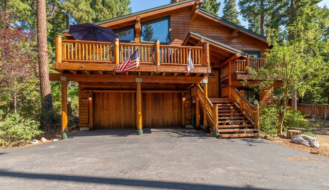 Custom Mountain Home, walk to park, close to Sandy Beach. EV Charger