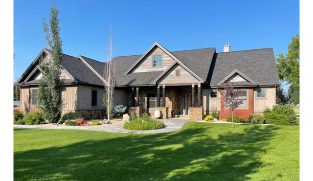 Custom mountain-modern home with Big Horn views