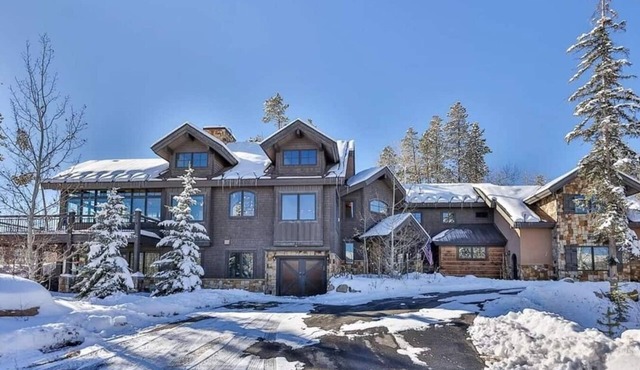 Custom Mtn Home near downtown Winter Park, on Shuttle Route, Hot tub!