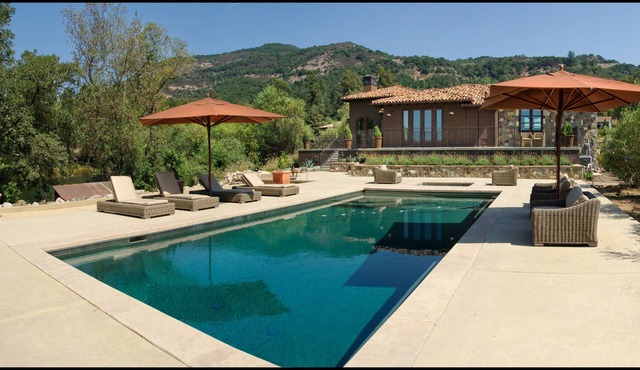 Custom Napa Valley Vineyard Estate minutes from town and wineries
