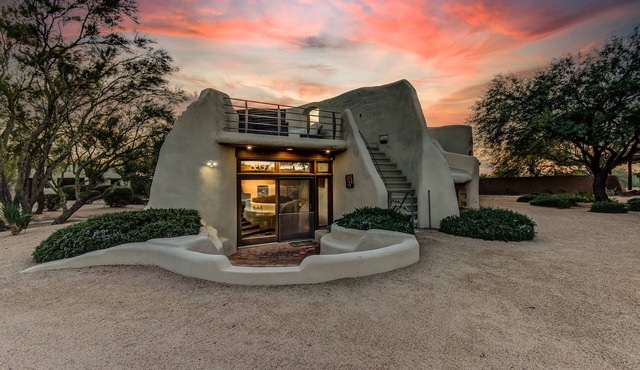 Custom Santa Fe Ranch Home + Casita with Hot Tub/Cave Creek Oasis sleeps 6