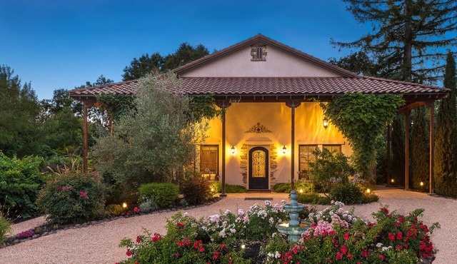 Custom Winemaker's home - WALKING distance to 9 wineries! This is the place.