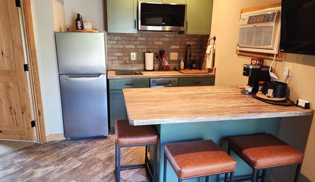 Cute, 1 bdrm sleeps 2 Golf/ski. pool and Wifi! new KING bed. NEW kitchen coming