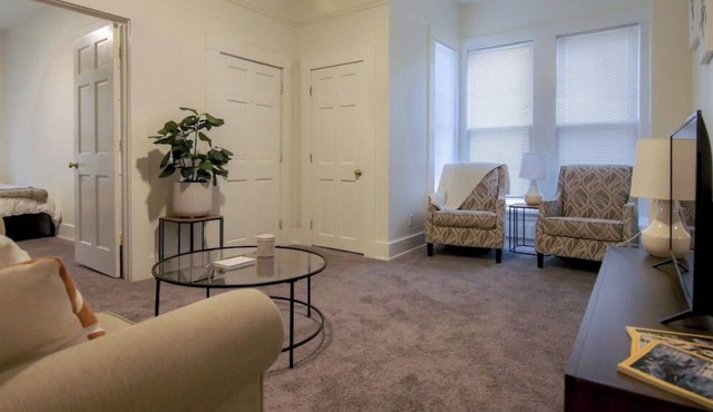 Cute 1 Bedroom Apt in Great Location Near Drake