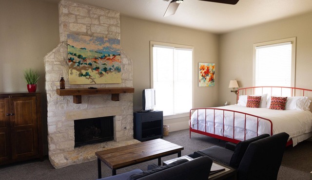 Cute 1 bedroom cottage offering stunning views of the Texas Hill Country.
