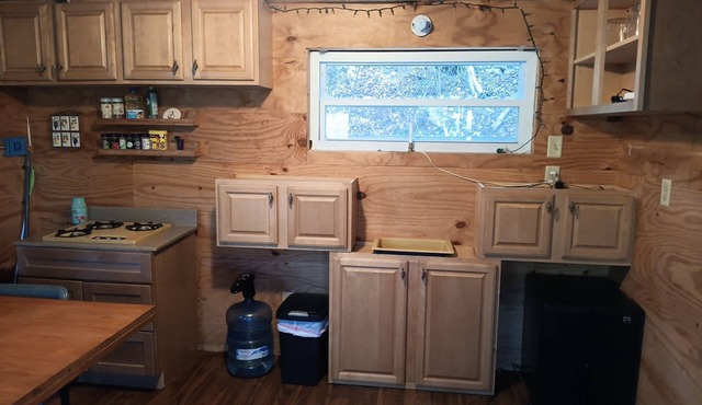 Cute 1-bedroom off grid cabin in Winfield for a cozy getaway
