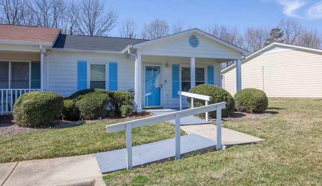 Cute 1 Level townhome close to HPU/Furniture mkt