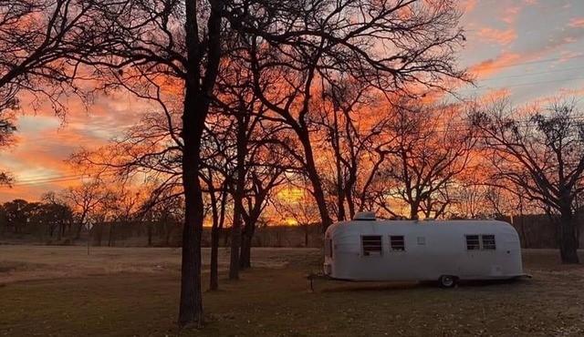 CUTE 1962 RV with huge screened in gazebo ~1 mile from winery