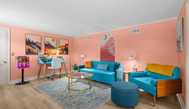 Cute 1BR apt w/Pond views and Pickleball next door