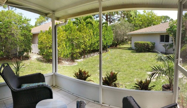 Cute 2/2 near downtown and beaches! 1 hour from Tampa's theme parks & museums!