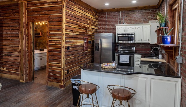 Cute 2 bdrm apartment above Coffee shop
