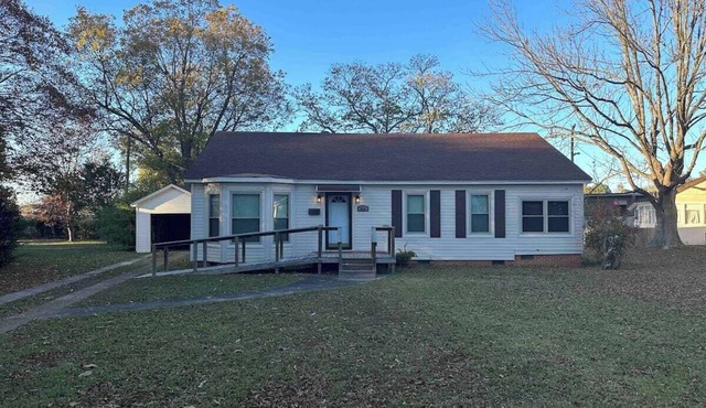 Cute 2 bed 1 bath home that sleeps 7 in a quiet neighborhood.